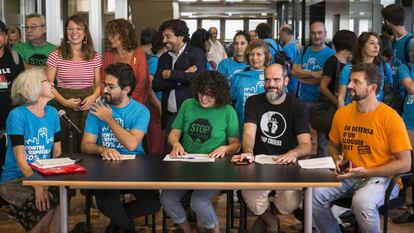 Janet Sanz, arriba a la izquierda, con las entidades que defienden el derecho a la vivienda en 2018, cuando se aprobó la norma que obliga a los promotores a hacer un 30% de pisos sociales en Barcelona.