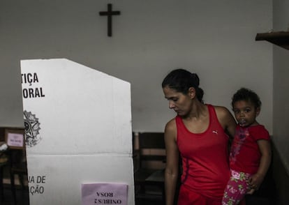 Uma mulher vota em uma igreja de Copacabana, no Rio.