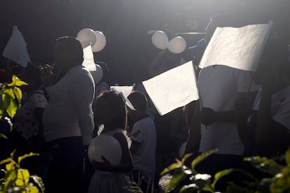 Los manifestantes marcharon en la capital guerrerense vestidos de blanco para exigir justicia por el asesinato. 