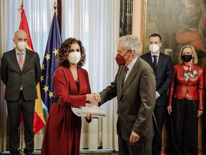 La ministra de Hacienda, María Jesús Montero, recibe el pasado viernes el Libro Blanco del comité de expertos para la reforma fiscal.