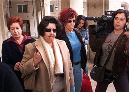 Rosa María Aragoneses (en el centro), a su llegada a la Audiencia Provincial de Alicante.