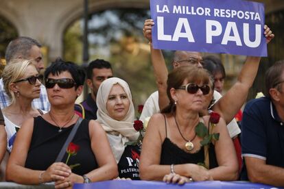 Un home sosté una pancarta amb el lema "La millor resposta, la pau" abans de la manifestació.