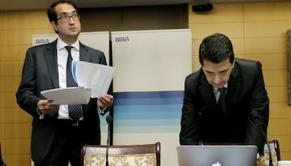 El director territorial en Valencia del BBVA, Peio Balausteguigoitria, a la izquierda, con Rafael Domenech, economista jefe de economías desarrolladas del servicio de estudios del BBVA.