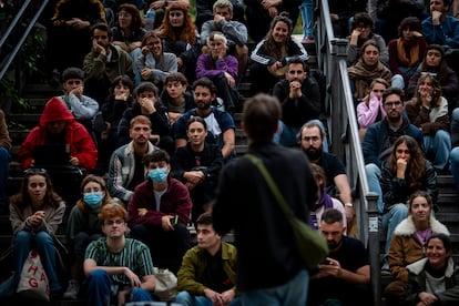 Participantes en la asamblea del Sindicato de Inquilins de Madrid celebrada este viernes en la plaza de las Pañuelas de Madrid.