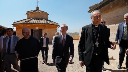 En el centro de la imagen, tres de los artífices del proyecto de creación del gemelo digital de la Basílica de San Pedro: Paolo Benanti (profesor de la Universidad Pontificia Gregoriana de Roma), Brad Smith (presidente de Microsoft) y Mauro Gambetti (carcenal y arcipreste de la basílica).