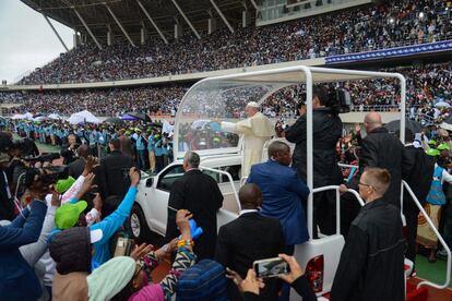 El Papa Francisco saluda a los fieles cuando llega a la Santa Misa en el Estadio Zimpeto de Maputo (Mozambique),el 6 de septiembre de 2019 . 