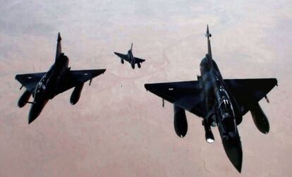 Una imagen difundida por el Ejército francés muestra aviones sobre el territorio de Malí desplegados este viernes.