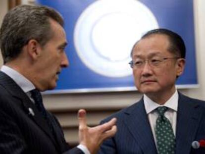El ministro de Finanzas de Italia, Vittorio Grilli (i), conversa con el presidente del Banco Mundial, Jim Yong Kim (d), antes de la reunión del Comité Internacional Financiero y Monetario (IMFC) hoy durante el encuentro conjunto del Fondo Monetario Internacional y el Banco Mundial en Tokio (Japón).