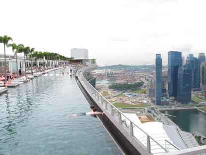 La piscina a 300 metros de altura del Marina Bay Sands, en Singapur, levantado por Adelson.