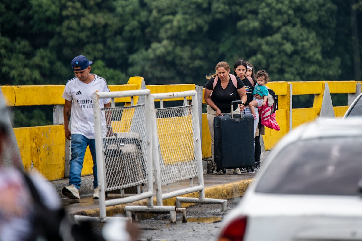 Colombia cautiously prepares for a mass influx of Venezuelans following US attack
