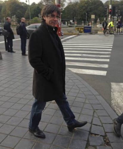El expresidente Carles Puigdemont paseando este martes por Bruselas después de la rueda de prensa.
