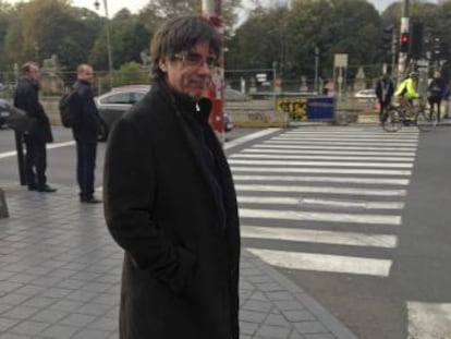 El expresidente Carles Puigdemont paseando este martes por Bruselas después de la rueda de prensa.