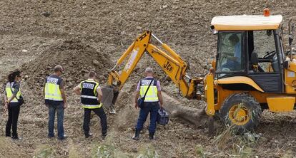 Polic&iacute;as buscan el cuerpo de Marta del Castillo en Camas, en 2009.