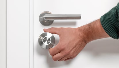 Cerradura inteligente Nuki Smart Lock Ultra en una puerta blanca