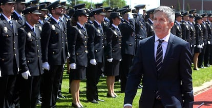 El ministro del interior, Fernando Grande Marlaska, ante los 1.298 agentes que juraron en junio su cargo en la escuela de policía de Ávila.