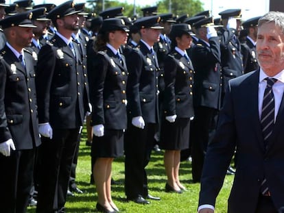 El ministro de interior Fernando Grande Marlaska ante los 1.298 agentes que juraron este jueves su cargo en la Escuela de Policía de Ávila.
 
 
 