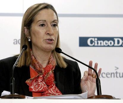 La ministra de Fomento, Ana Pastor, durante su intervenci&oacute;n en el Foro Cinco D&iacute;as, en Madrid. 