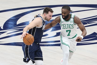 Luka Dončić bota el balón ante Jaylen Brown en el partido de este viernes.
