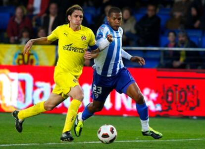 Gonzalo y Rondón luchan por controlar la pelota.