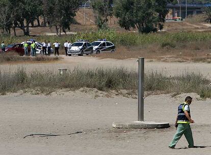 La polica inspecciona la playa de Guadalmar (Mlaga), en la que estall una de las bombas colocadas por ETA.