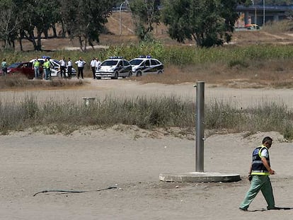 La policía inspecciona la playa de Guadalmar (Málaga), en la que estalló una de las bombas colocadas por ETA.