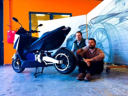 José Soriano (izquierda) y José Campillo (derecha), fundadores de Ghatto, junto a su modelo de moto de altas prestaciones, la G1.