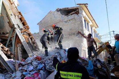 Equipos de rescate en busca de víctimas en un edificio derruido en Vrisa, en la isla griega de Lesbos, después de un fuerte terremoto con epicentro en el Mar Egeo.