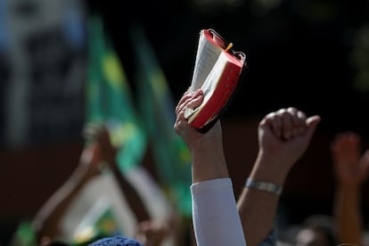 Apoiadora do presidente Jair Bolsonaro levanta a Bíblia em manifestação de 1º de maio, em São Paulo.