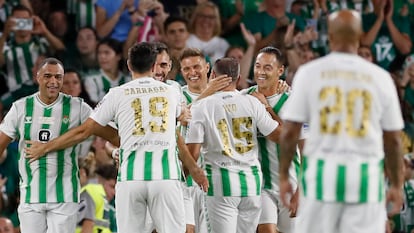 Joaquín recibe la felicitación de sus compañeros tras marcar un gol en su partido homenaje.