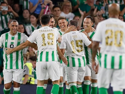 Joaquín recibe la felicitación de sus compañeros tras marcar un gol en su partido homenaje.