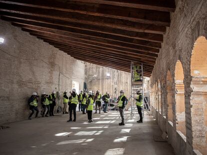 Obras de rehabilitación de la andana del Palacio Valeriola de Valencia, durante la visita de ayer.