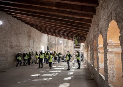 Obras de rehabilitación de la andana del Palacio Valeriola de Valencia, durante la visita de ayer.