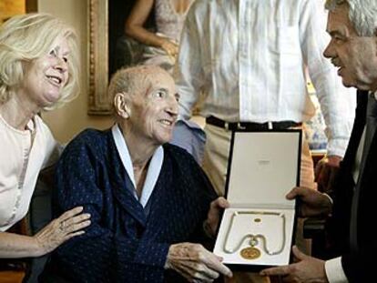 El científico Joan Oró recibe de manos del presidente Maragall la medalla de oro de la Generalitat.
/ JORDI BEDMAR