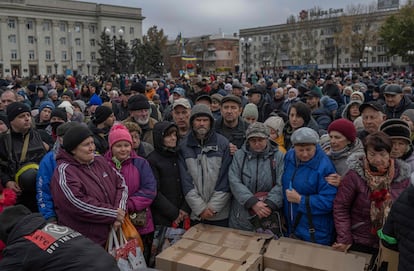 Jersón es una ciudad oficialmente cerrada, aislada del resto de Ucrania. En la imagen, residentes esperan el suministro de ayuda, el viernes.