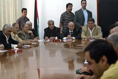 Ahmed Qurei, durante la reunión con las 13 facciones palestinas y los servicios de seguridad de la ANP.