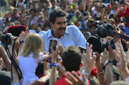 Nicolás Maduro, saluda a sus simpatizantes después de emitir su voto.