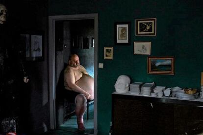 Philippe, habitante de Charleroi, en otra de las imágenes contestadas de la serie La ciudad negra.