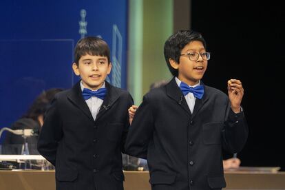 Los niños de San Ildefonso cantan el 19517, el tercer premio, con 50.000 euros al décimo o 2.500 por cada euro apostado.