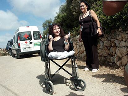 La <i>niña de cristal,</i> Vanesa Jiménez, y su madre llegan a la residencia de Rodríguez Zapatero en Menorca.
/ EFE