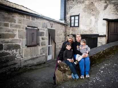 Una de las familia que han llegado al pueblo. 