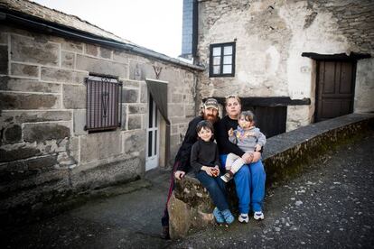 Una de las familia que han llegado al pueblo.