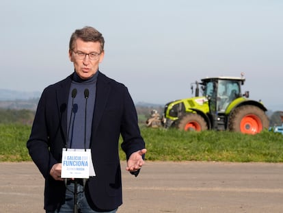 Alberto Núñez Feijóo ofrecía unas declaraciones tras visitar una explotación agraria, el lunes en la localidad pontevedresa de Lalín.