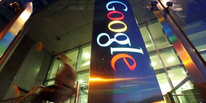 Cartel de Google a las puertas de la sede de la compañía en Dublín (Irlanda).