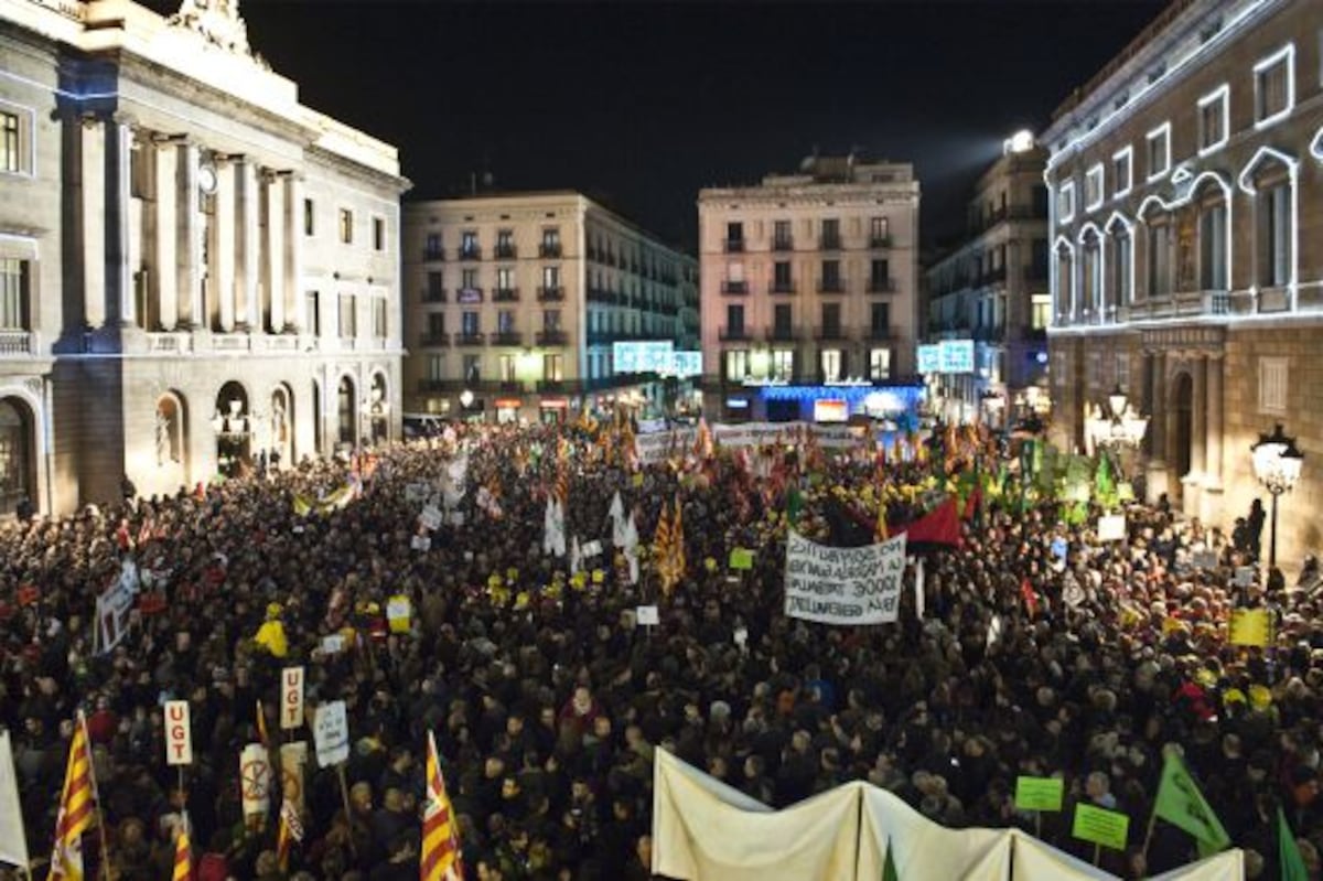 Miles de funcionarios se manifiestan contra los recortes frente a la ...