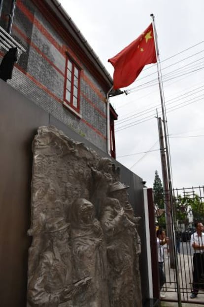 En la entrada al Museo de los Refugiados Judíos, una escultura preside el listado de más de 13.000 personas acogidas en Shanghái.