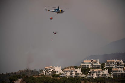 Helicópteros que participan en la contención del incendio. Tres bomberos han resultado heridos en las labores de extinción, uno de ellos con quemaduras en el 25% de su cuerpo, según explicó el presidente de la Junta de Andalucía, Juan Manuel Moreno Bonilla.