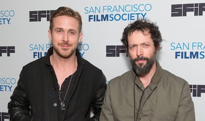 Ryan Gosling, con la chapa de 'Hugo, la mascota de Eva Mendes, en el estreno de 'White Shadow' en San Francisco, en mayo de 2014.