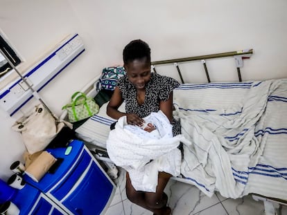 Una madre con su bebé recién nacido en un hospital de Kibera, un barrio de Nairobi (Kenia), en noviembre de 2022.