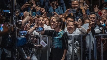 Claudia Sheinbaum a su llegada al restaurante El Mayor, en el centro histórico de Ciudad de México.