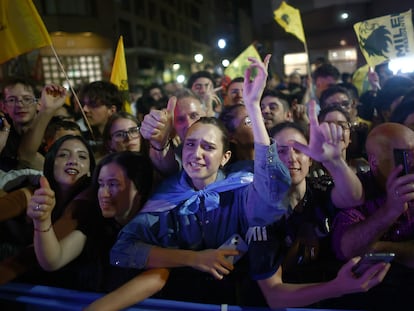 Partidarios de Javier Milei gritan consignas durante las elecciones generales del 22 de octubre, en Buenos Aires.